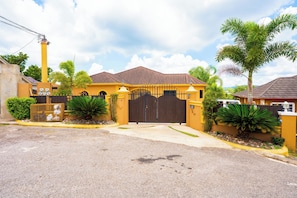 Property grounds - Cozy 1-bedroom apartment in charming Mandeville with WiFi, AC (Mandeville)