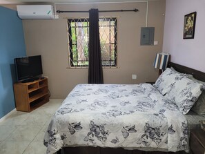 1 habitación, tabla de planchar con plancha, wifi y ropa de cama
