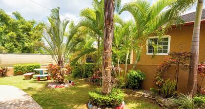 Cozy 1-bedroom apartment in charming Mandeville with WiFi, AC