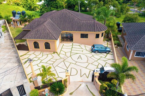 Cozy 1-bedroom apartment in charming Mandeville with WiFi, AC