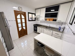 Apartment | Private kitchen - Pé na Areia Canto do Forte V (Praia Grande)