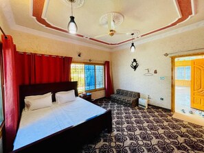 Chambre Deluxe double, vue sur la montagne | Système d’insonorisation, fer et planche à repasser