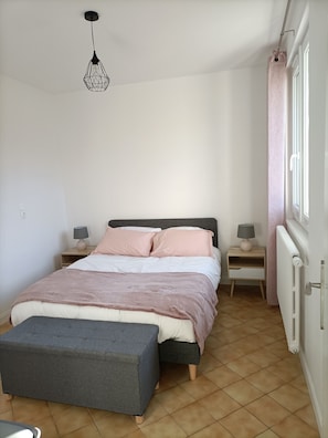 3 bedrooms, iron/ironing board, WiFi, bed sheets - Longhouse rental (Brux)