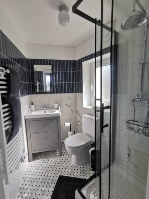Shower, hair dryer, towels, soap - Apartment le Beluga - near the sea - center of Veules-Les-Roses (Veules-les-Roses)