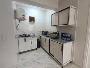 電子レンジ、調理器具と食器、香辛料