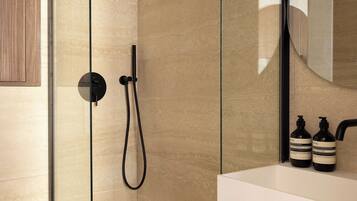 Appartement | Salle de bain | Sèche-cheveux, serviettes fournies, shampoing