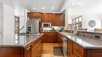 Geladeira, micro-ondas, fogão, cooktop