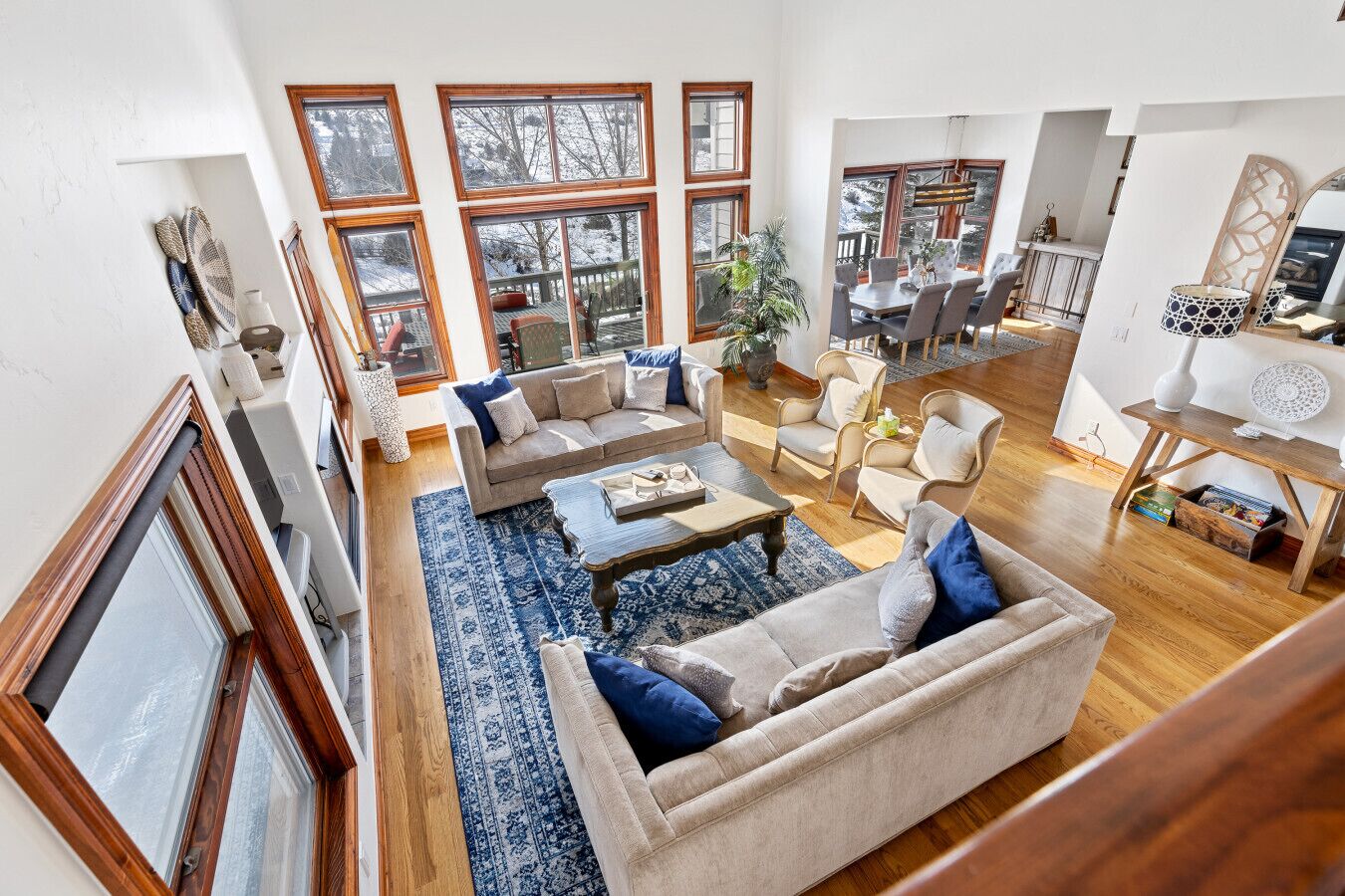 Smart TV, fireplace, books, offices