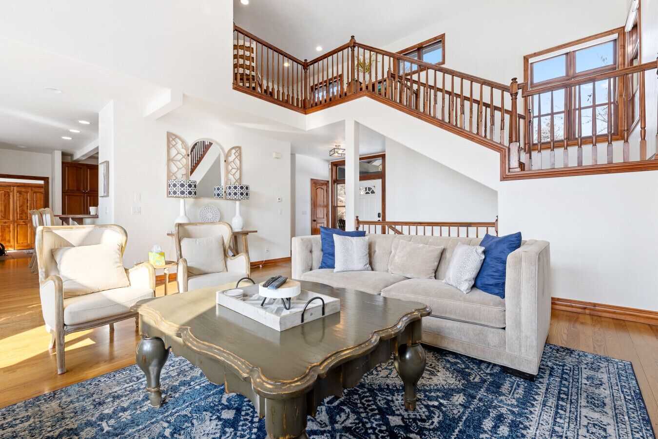 Smart-TV, Kamin, Bücher, Arbeitsbereiche