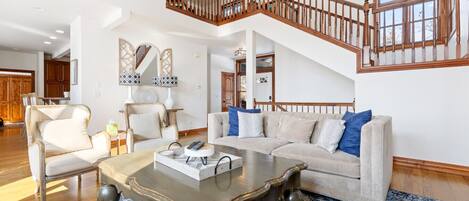 Smart-TV, Kamin, Bücher, Arbeitsbereiche