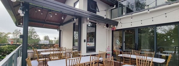 Outdoor dining - Salablanca Tagaytay Brand New Luxury Home with plush beds balcony & home theater (Tagaytay)