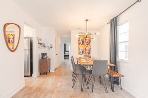 Dining - Modern Chic Getaway - Sleeps 11 - Palmwavestays (Coconut Creek)