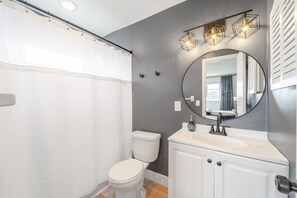 Shower, hair dryer, towels - Modern Chic Getaway - Sleeps 11 - Palmwavestays (Coconut Creek)
