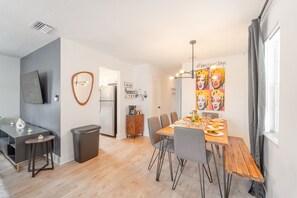 Dining - Modern Chic Getaway - Sleeps 11 - Palmwavestays (Coconut Creek)