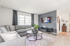 Smart TV - Modern Chic Getaway - Sleeps 11 - Palmwavestays (Coconut Creek)