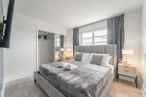 2 bedrooms, desk, iron/ironing board, free WiFi - Modern Chic Getaway - Sleeps 11 - Palmwavestays (Coconut Creek)