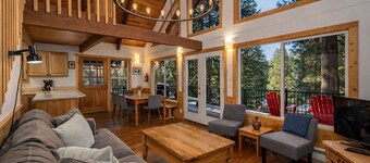 River House on Sumac/ River, Hot Tub, Dogs Fenced