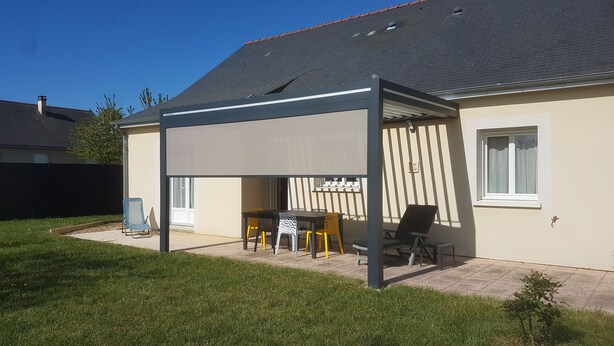 A house with a covered patio area, a small garden, and a window with curtains. - Bed and breakfast 15 minutes from Saumur (Vernantes)