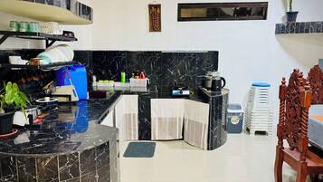 Fridge, stovetop, coffee/tea maker, electric kettle