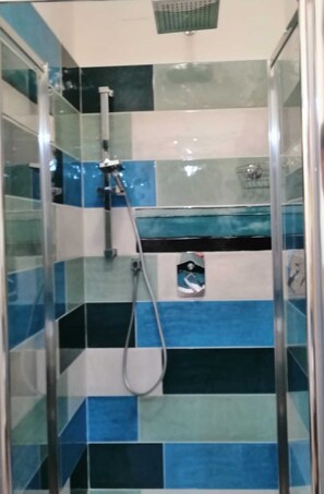 Dusche, Handtücher, Seife, Toilettenpapier