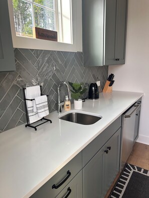 Microwave, oven, stovetop, dishwasher - Executive Upscale 1-bedroom condo with pool and fitness room in awesome Durham. (Durham)