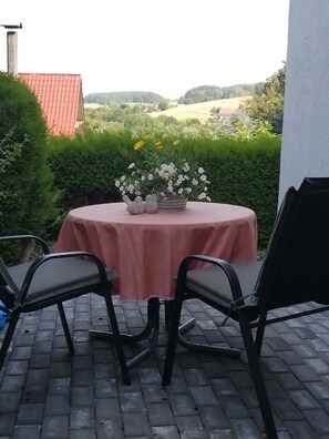 Outdoor dining - Cozy, bright apartment in a very quiet location (Detmold)