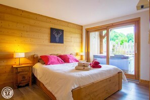 2 bedrooms, iron/ironing board, travel cot, WiFi
