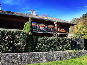 Exterior - LE CHALET DU PIC :PRIVATE SPA.mountain views and Mt Blanc.near Les Gets and Samoens. (Taninges)