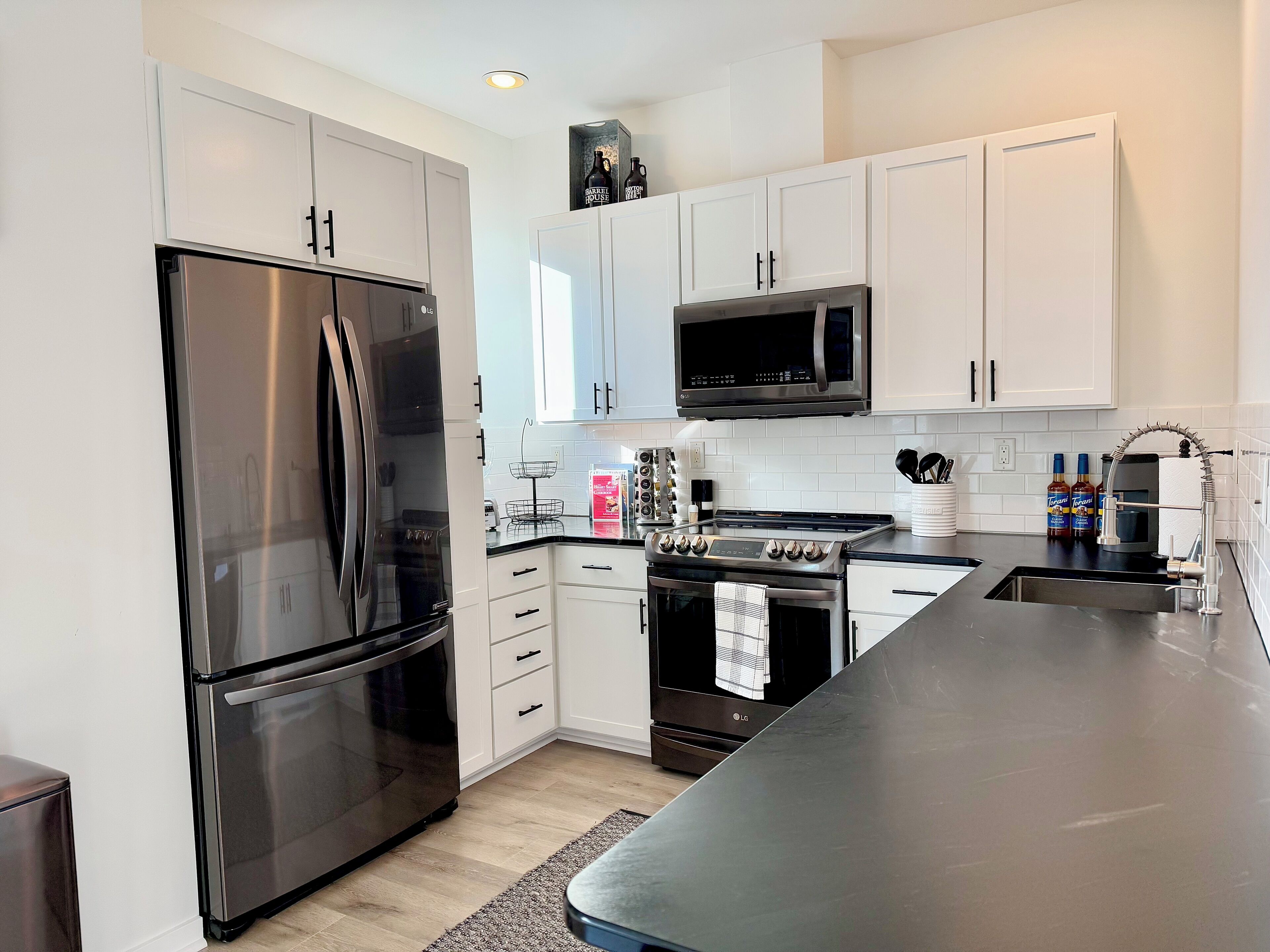 冰箱、微波炉、烤箱、炉灶