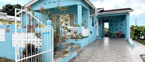 Un edificio azul con un letrero que dice 'Stirs To The Sea' y un cartel de bienvenida.