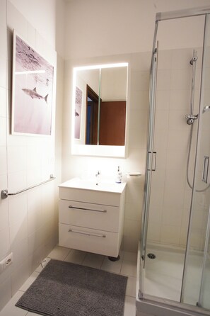 Appartement, uitzicht op meer | Badkamer | Een douche, gratis toiletartikelen, een haardroger, handdoeken