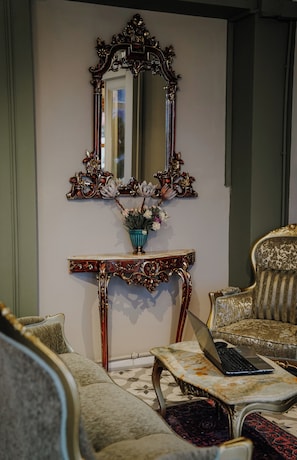 Coin salon dans le hall