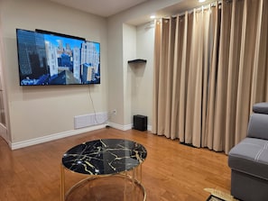 Smart TV - 3-Bedrooms House in Mississauga with WiFi, AC, Parking. Main floor (Mississauga)