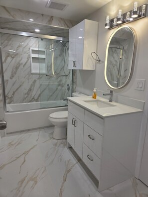 Hair dryer, towels, soap, toilet paper - 3-Bedrooms House in Mississauga with WiFi, AC, Parking. Main floor (Mississauga)