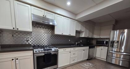 3-Bedrooms House in Mississauga with WiFi, AC, Parking. Main floor