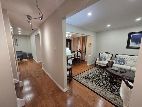 3-Bedrooms House in Mississauga with WiFi, AC, Parking. Main floor