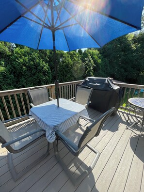 Outdoor dining - Charming family-friendly 3-bedroom house in beautiful Bonnet Shores neighborhood (Narragansett)