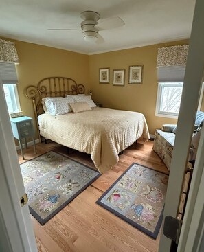 3 bedrooms, iron/ironing board, travel cot, free WiFi - Charming family-friendly 3-bedroom house in beautiful Bonnet Shores neighborhood (Narragansett)