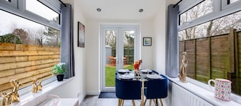 Boutique House • Walking Distance to the High Street • Free Parking • Fast Wifi