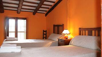 House | 6 bedrooms, individually furnished, bed sheets