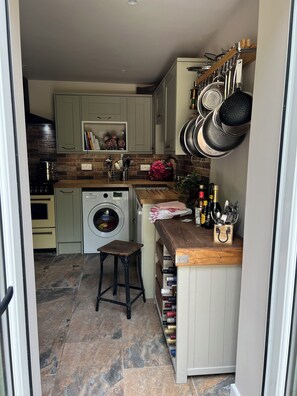 Een koelkast, een microgolfoven, een oven, een vaatwasser