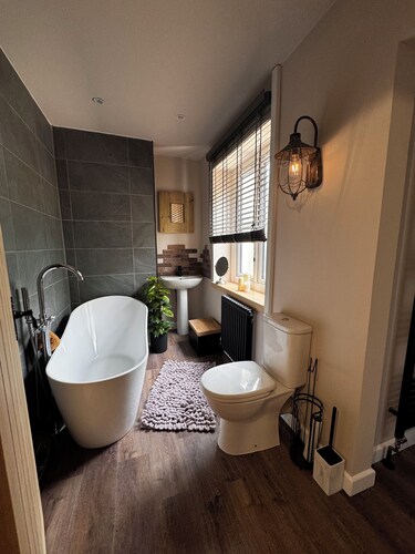 Hot tub Retreat In The Valley's Of South Wales