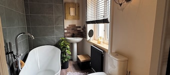 Hot tub Retreat In The Valley's Of South Wales