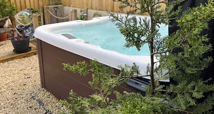 Hot tub Retreat In The Valley's Of South Wales