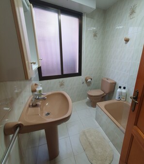 Hair dryer, bidet, soap, toilet paper - Large bright house in the center for a family or a large group of people (Cullera)