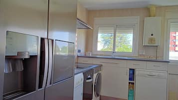 Refrigerador con freezer, microondas, horno, placa de cocina