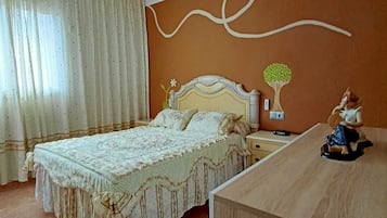 Habitación familiar doble, vistas a la ciudad | Wifi gratis