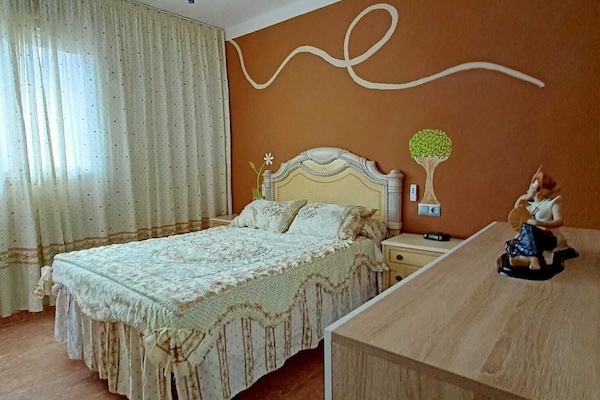 Habitación familiar doble, vistas a la ciudad | Wifi gratis y ropa de cama