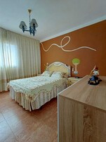 Habitación familiar doble, vistas a la ciudad | Wifi gratis y ropa de cama