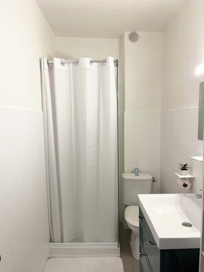 Dusche, Haartrockner, HandtĂŒcher, Seife
